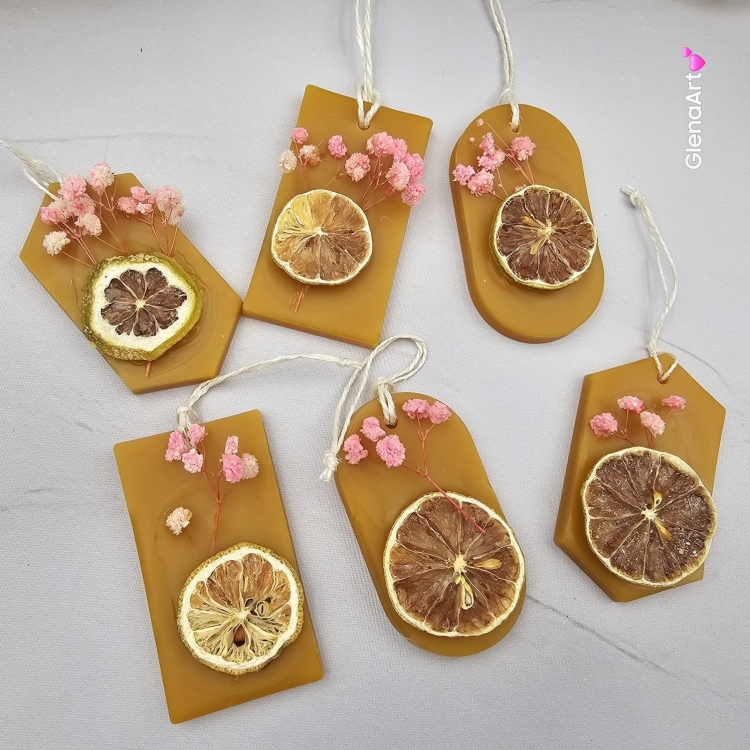 Zawieszka pszczela ozdobna zawieszki do auta do szafy z wosku pszczelego 100 % naturalna z suszem kwiatowym i suszoną limonką pachnąca delikatnie miodkiem na sznurku gotowa do zawieszenia zawieszka do szafy łazienki z dodatkami