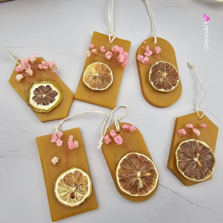 Zawieszka pszczela ozdobna zawieszki do auta do szafy z wosku pszczelego 100 % naturalna z suszem kwiatowym i suszoną limonką pachnąca delikatnie miodkiem na sznurku gotowa do zawieszenia zawieszka do szafy łazienki z dodatkami