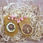 Zawieszka pszczela ozdobna zawieszki do auta do szafy z wosku pszczelego 100 % naturalna z suszem kwiatowym i suszoną limonką pachnąca delikatnie miodkiem na sznurku gotowa do zawieszenia zawieszka do szafy łazienki z dodatkami