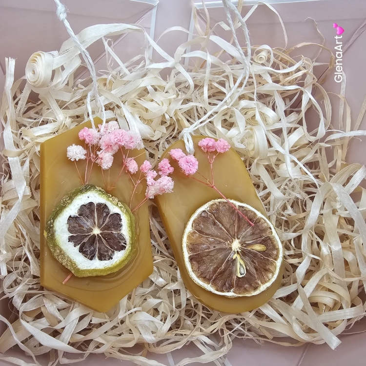 Zawieszka pszczela ozdobna zawieszki do auta do szafy z wosku pszczelego 100 % naturalna z suszem kwiatowym i suszoną limonką pachnąca delikatnie miodkiem na sznurku gotowa do zawieszenia zawieszka do szafy łazienki z dodatkami