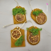 Zawieszka pszczela ozdobna zawieszki do auta do szafy z wosku pszczelego 100 % naturalna z zielonym mchem i suszoną limonką pachnąca delikatnie miodkiem na sznurku gotowa do zawieszenia zawieszka do szafy łazienki z dodatkami