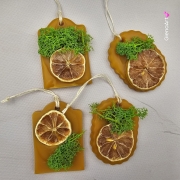 Zawieszka pszczela ozdobna zawieszki do auta do szafy z wosku pszczelego 100 % naturalna z zielonym mchem i suszoną limonką pachnąca delikatnie miodkiem na sznurku gotowa do zawieszenia zawieszka do szafy łazienki z dodatkami