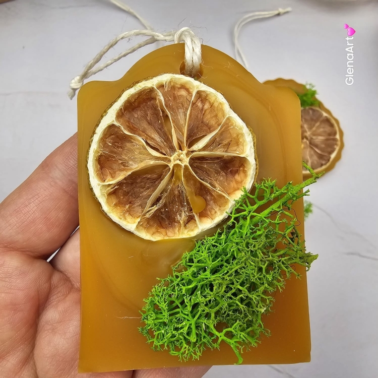 Zawieszka pszczela ozdobna zawieszki do auta do szafy z wosku pszczelego 100 % naturalna z zielonym mchem i suszoną limonką pachnąca delikatnie miodkiem na sznurku gotowa do zawieszenia zawieszka do szafy łazienki z dodatkami