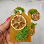 Zawieszka pszczela ozdobna zawieszki do auta do szafy z wosku pszczelego 100 % naturalna z zielonym mchem i suszoną limonką pachnąca delikatnie miodkiem na sznurku gotowa do zawieszenia zawieszka do szafy łazienki z dodatkami