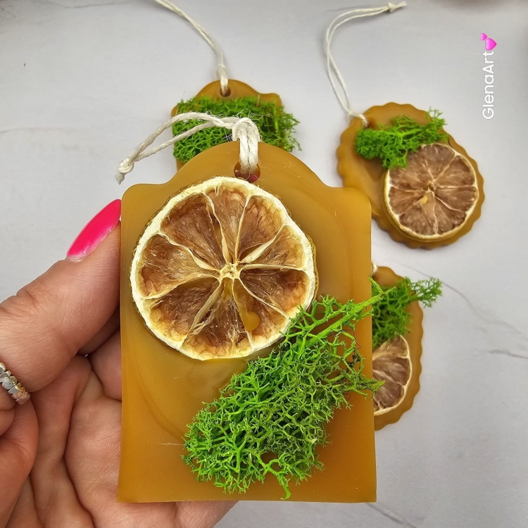 Zawieszka pszczela ozdobna zawieszki do auta do szafy z wosku pszczelego 100 % naturalna z zielonym mchem i suszoną limonką pachnąca delikatnie miodkiem na sznurku gotowa do zawieszenia zawieszka do szafy łazienki z dodatkami