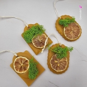 Zawieszka pszczela ozdobna zawieszki do auta do szafy z wosku pszczelego 100 % naturalna z zielonym mchem i suszoną limonką pachnąca delikatnie miodkiem na sznurku gotowa do zawieszenia zawieszka do szafy łazienki z dodatkami