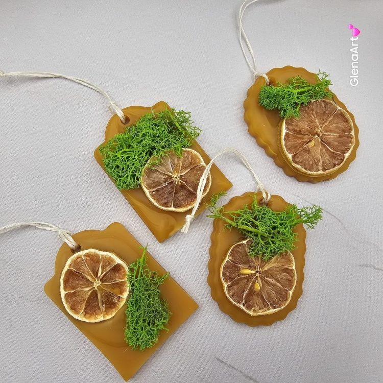 Zawieszka pszczela ozdobna zawieszki do auta do szafy z wosku pszczelego 100 % naturalna z zielonym mchem i suszoną limonką pachnąca delikatnie miodkiem na sznurku gotowa do zawieszenia zawieszka do szafy łazienki z dodatkami