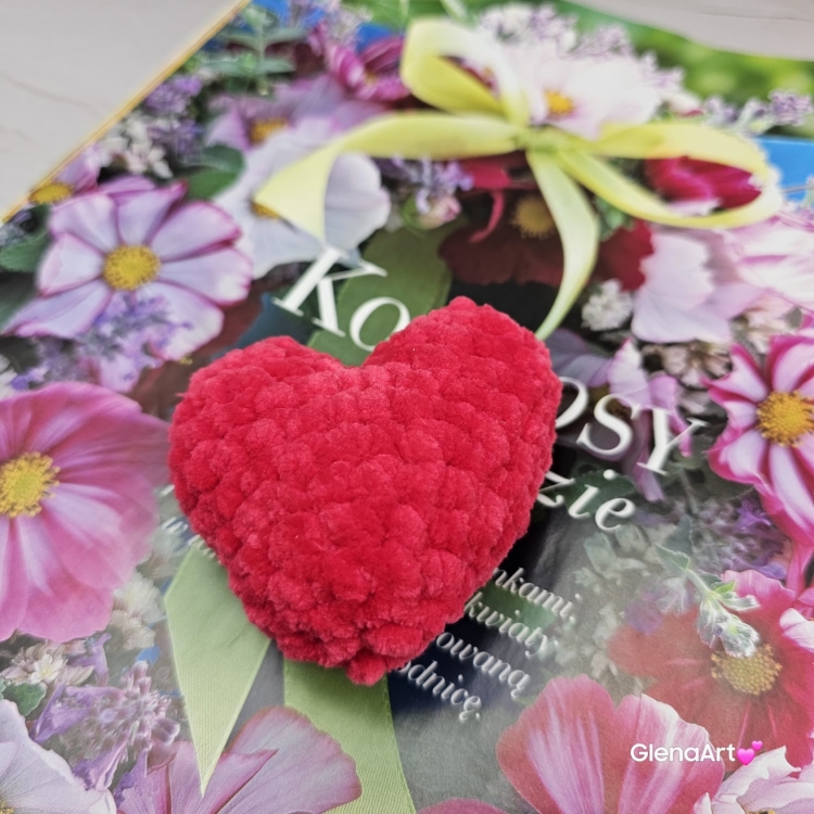 Serduszko jasnoróżowe lub czerwone na szydełku wykonane na szydełku śliczne malutkie serce różowe szydełko