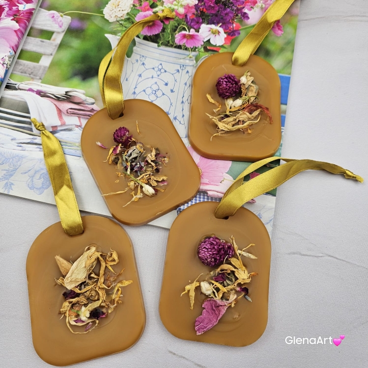 Zawieszka pszczela ozdobna zawieszki do łazienki szuflady do szafy z wosku pszczelego 100 % naturalna z suszem kwiatowym pachnąca delikatnie miodkiem na sznurku gotowa do zawieszenia zawieszka do szafy łazienki z dodatkami dwustronna Natural