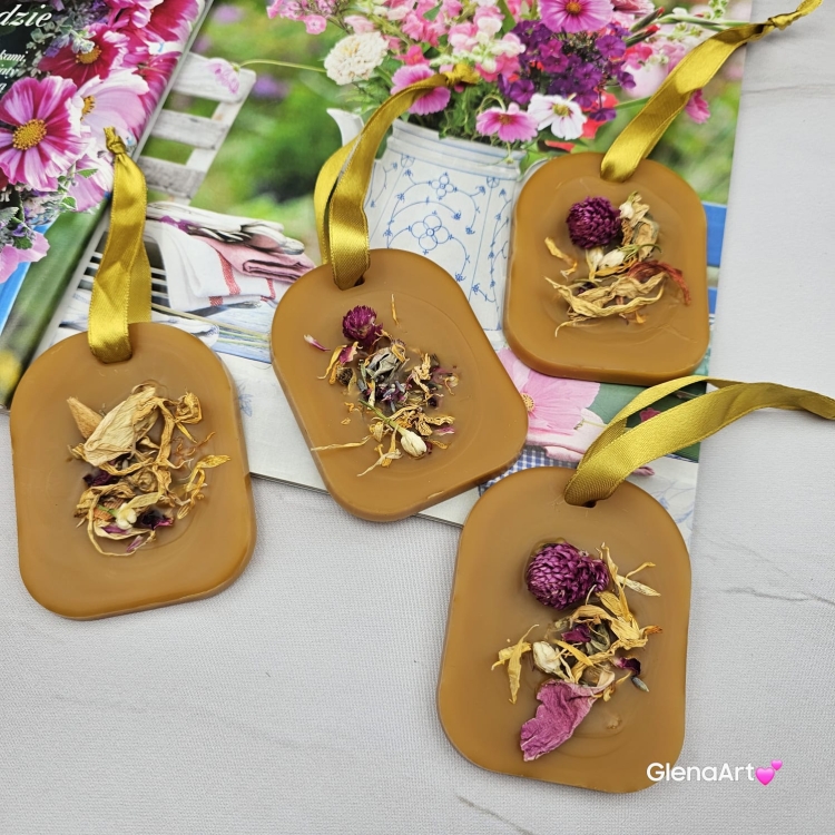 Zawieszka pszczela ozdobna zawieszki do łazienki szuflady do szafy z wosku pszczelego 100 % naturalna z suszem kwiatowym pachnąca delikatnie miodkiem na sznurku gotowa do zawieszenia zawieszka do szafy łazienki z dodatkami dwustronna Natural