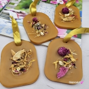 Zawieszka pszczela ozdobna zawieszki do łazienki szuflady do szafy z wosku pszczelego 100 % naturalna z suszem kwiatowym pachnąca delikatnie miodkiem na sznurku gotowa do zawieszenia zawieszka do szafy łazienki z dodatkami dwustronna Natural