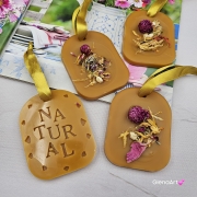 Zawieszka pszczela ozdobna zawieszki do łazienki szuflady do szafy z wosku pszczelego 100 % naturalna z suszem kwiatowym pachnąca delikatnie miodkiem na sznurku gotowa do zawieszenia zawieszka do szafy łazienki z dodatkami dwustronna Natural