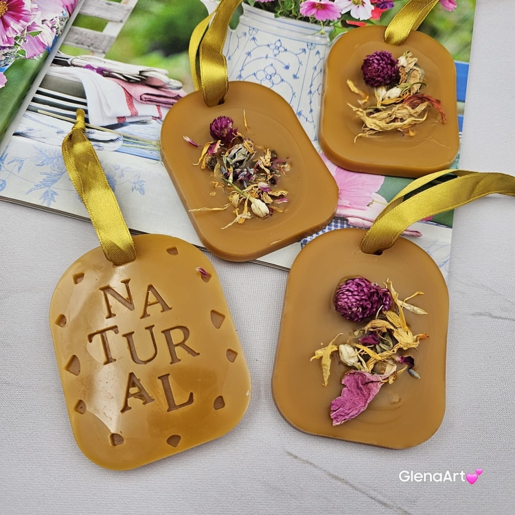 Zawieszka pszczela ozdobna zawieszki do łazienki szuflady do szafy z wosku pszczelego 100 % naturalna z suszem kwiatowym pachnąca delikatnie miodkiem na sznurku gotowa do zawieszenia zawieszka do szafy łazienki z dodatkami dwustronna Natural