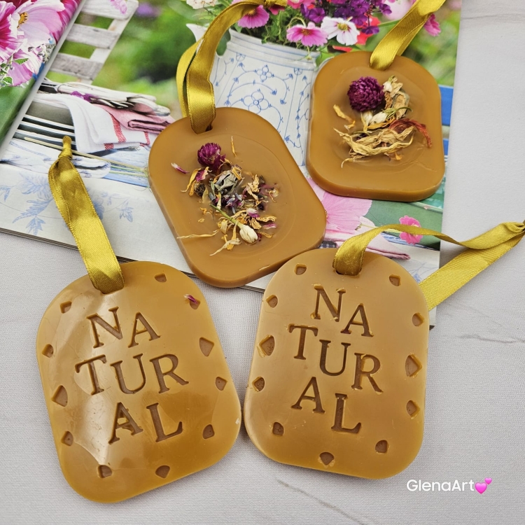 Zawieszka pszczela ozdobna zawieszki do łazienki szuflady do szafy z wosku pszczelego 100 % naturalna z suszem kwiatowym pachnąca delikatnie miodkiem na sznurku gotowa do zawieszenia zawieszka do szafy łazienki z dodatkami dwustronna Natural