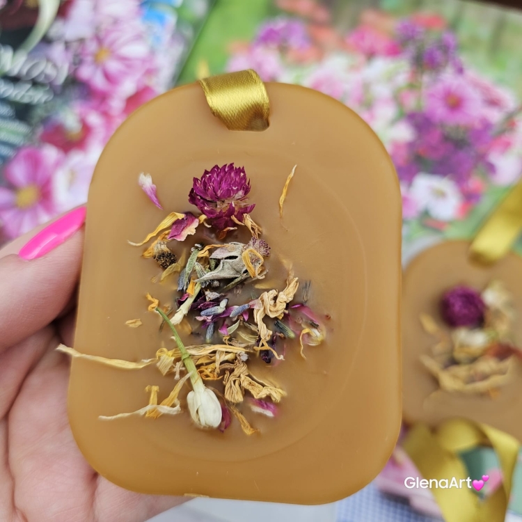 Zawieszka pszczela ozdobna zawieszki do łazienki szuflady do szafy z wosku pszczelego 100 % naturalna z suszem kwiatowym pachnąca delikatnie miodkiem na sznurku gotowa do zawieszenia zawieszka do szafy łazienki z dodatkami dwustronna Natural