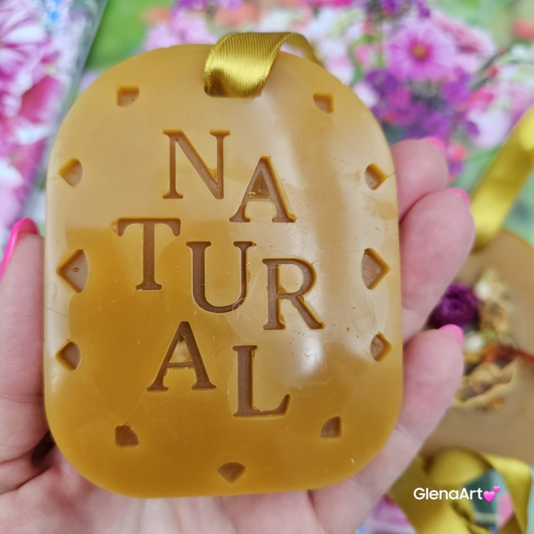 Zawieszka pszczela ozdobna zawieszki do łazienki szuflady do szafy z wosku pszczelego 100 % naturalna z suszem kwiatowym pachnąca delikatnie miodkiem na sznurku gotowa do zawieszenia zawieszka do szafy łazienki z dodatkami dwustronna Natural