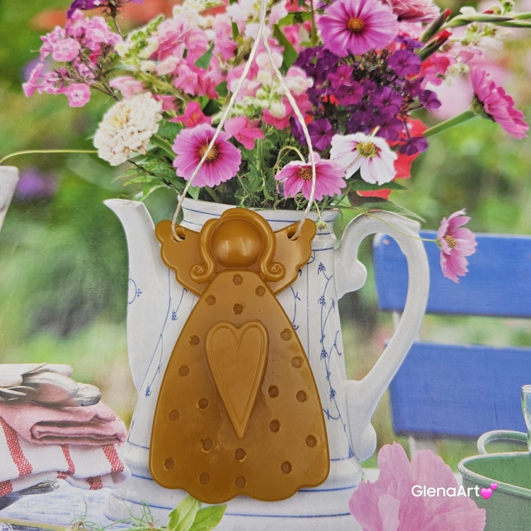 Zawieszka pszczela Aniołek ozdobna zawieszki do łazienki szuflady do szafy z wosku pszczelego 100 % naturalna pachnąca delikatnie miodkiem na sznurku gotowa do zawieszenia zawieszka do szafy łazienki Aniołek woskowy