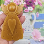 Zawieszka pszczela Aniołek ozdobna zawieszki do łazienki szuflady do szafy z wosku pszczelego 100 % naturalna pachnąca delikatnie miodkiem na sznurku gotowa do zawieszenia zawieszka do szafy łazienki Aniołek woskowy