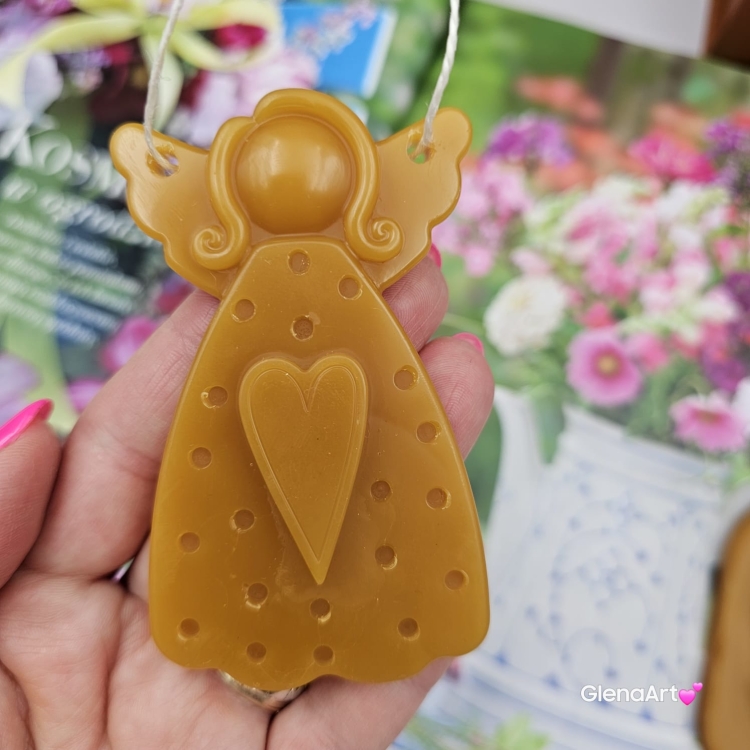 Zawieszka pszczela Aniołek ozdobna zawieszki do łazienki szuflady do szafy z wosku pszczelego 100 % naturalna pachnąca delikatnie miodkiem na sznurku gotowa do zawieszenia zawieszka do szafy łazienki Aniołek woskowy