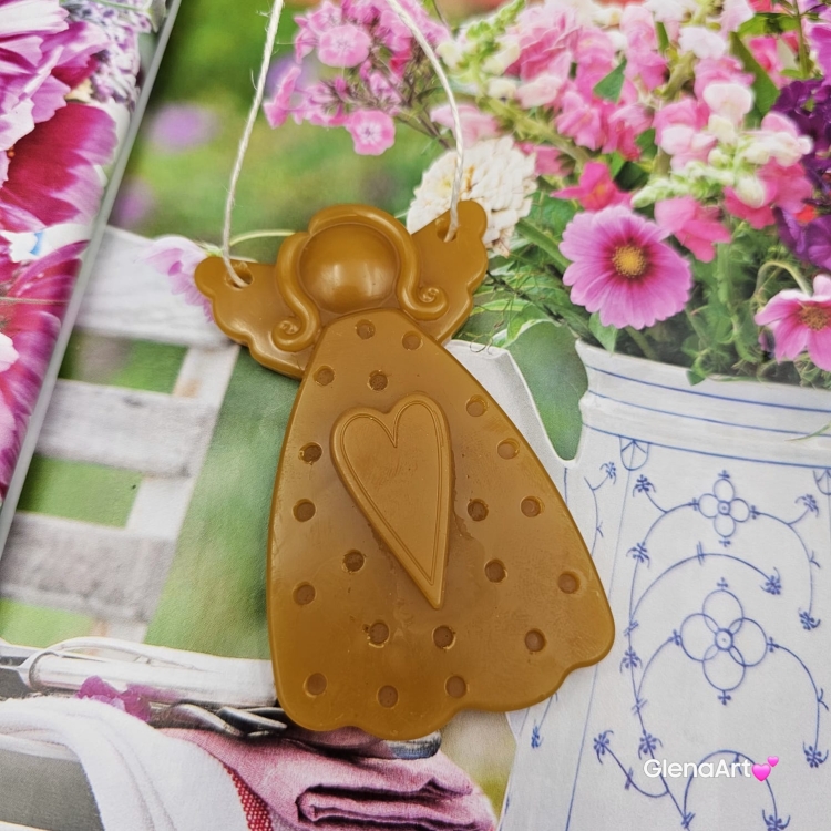 Zawieszka pszczela Aniołek ozdobna zawieszki do łazienki szuflady do szafy z wosku pszczelego 100 % naturalna pachnąca delikatnie miodkiem na sznurku gotowa do zawieszenia zawieszka do szafy łazienki Aniołek woskowy