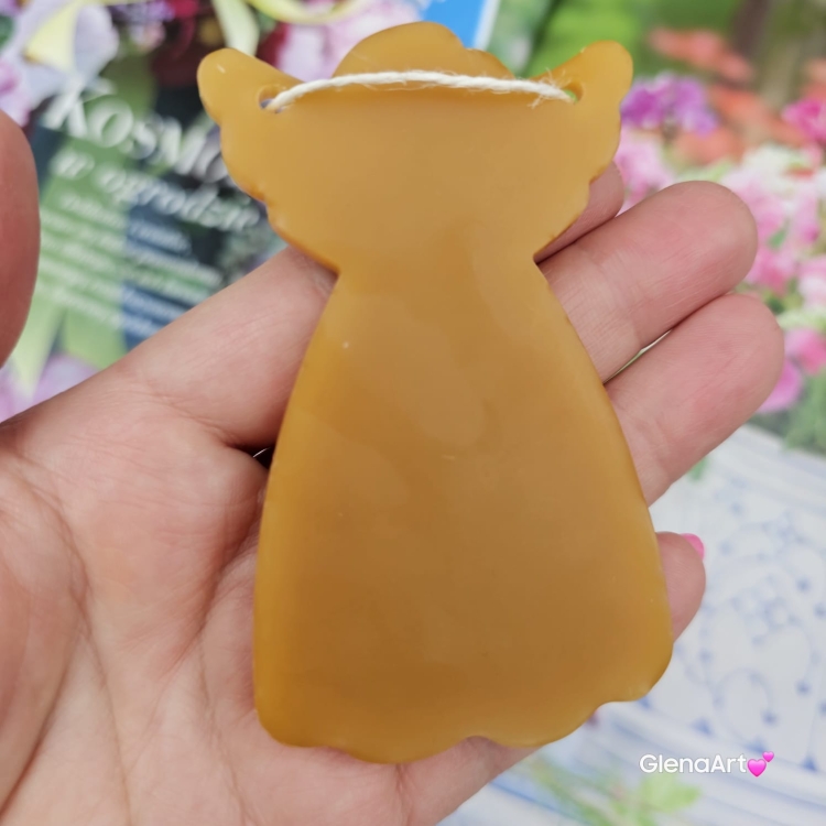 Zawieszka pszczela Aniołek ozdobna zawieszki do łazienki szuflady do szafy z wosku pszczelego 100 % naturalna pachnąca delikatnie miodkiem na sznurku gotowa do zawieszenia zawieszka do szafy łazienki Aniołek woskowy