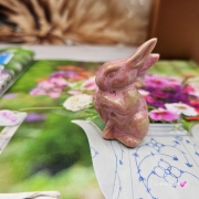 Zajączek ceramiczny figurka różowy królik zajączek ręcznie robiony Wielkanoc figurka na stół do koszyczka