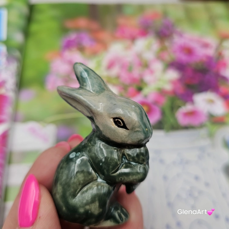 Zajączek ceramiczny figurka zielony królik zajączek ręcznie robiony Wielkanoc figurka na stół do koszyczka