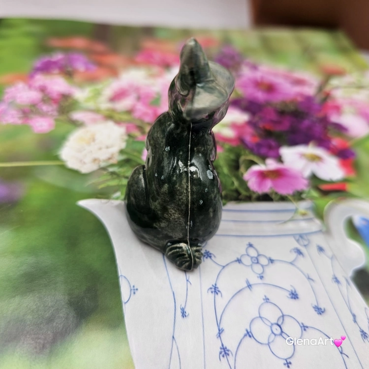 Zajączek ceramiczny figurka zielony królik zajączek ręcznie robiony Wielkanoc figurka na stół do koszyczka