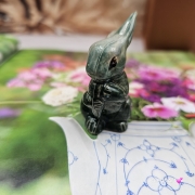 Zajączek ceramiczny figurka zielony królik zajączek ręcznie robiony Wielkanoc figurka na stół do koszyczka