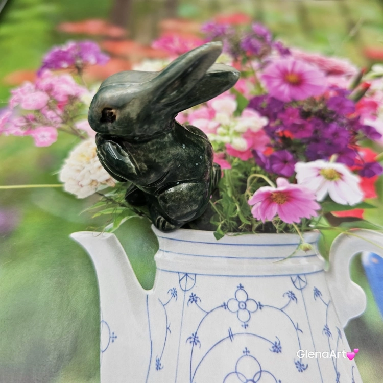 Zajączek ceramiczny figurka zielony królik zajączek ręcznie robiony Wielkanoc figurka na stół do koszyczka