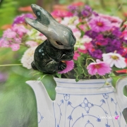 Zajączek ceramiczny figurka zielony królik zajączek ręcznie robiony Wielkanoc figurka na stół do koszyczka