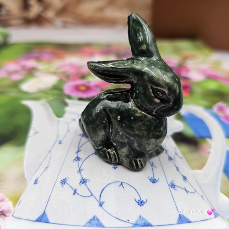 Zajączek ceramiczny figurka zielony królik zajączek ręcznie robiony Wielkanoc figurka na stół do koszyczka