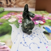 Zajączek ceramiczny figurka zielony królik zajączek ręcznie robiony Wielkanoc figurka na stół do koszyczka