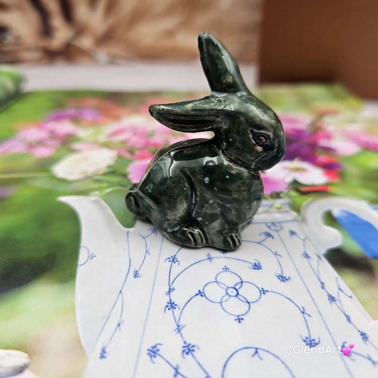 Zajączek ceramiczny figurka zielony królik zajączek ręcznie robiony Wielkanoc figurka na stół do koszyczka