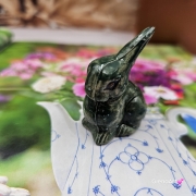 Zajączek ceramiczny figurka zielony królik zajączek ręcznie robiony Wielkanoc figurka na stół do koszyczka