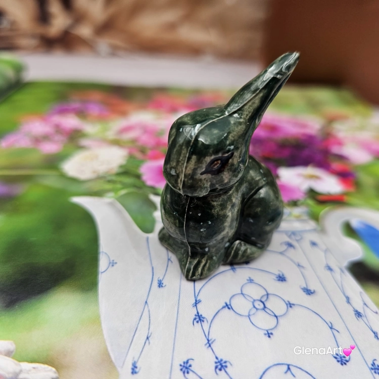 Zajączek ceramiczny figurka zielony królik zajączek ręcznie robiony Wielkanoc figurka na stół do koszyczka
