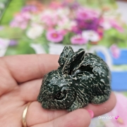 Zajączek ceramiczny figurka zielony królik zajączek ręcznie robiony Wielkanoc figurka na stół do koszyczka