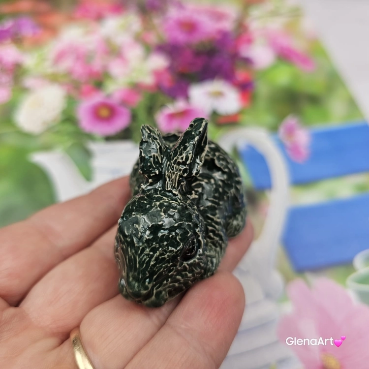 Zajączek ceramiczny figurka zielony królik zajączek ręcznie robiony Wielkanoc figurka na stół do koszyczka