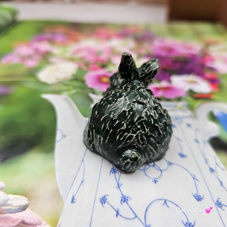 Zajączek ceramiczny figurka zielony królik zajączek ręcznie robiony Wielkanoc figurka na stół do koszyczka