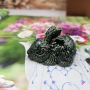 Zajączek ceramiczny figurka zielony królik zajączek ręcznie robiony Wielkanoc figurka na stół do koszyczka