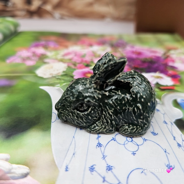 Zajączek ceramiczny figurka zielony królik zajączek ręcznie robiony Wielkanoc figurka na stół do koszyczka