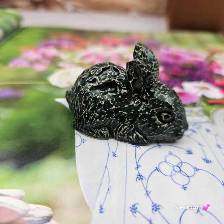 Zajączek ceramiczny figurka zielony królik zajączek ręcznie robiony Wielkanoc figurka na stół do koszyczka
