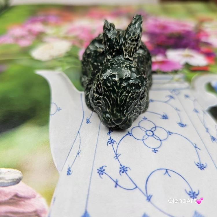 Zajączek ceramiczny figurka zielony królik zajączek ręcznie robiony Wielkanoc figurka na stół do koszyczka
