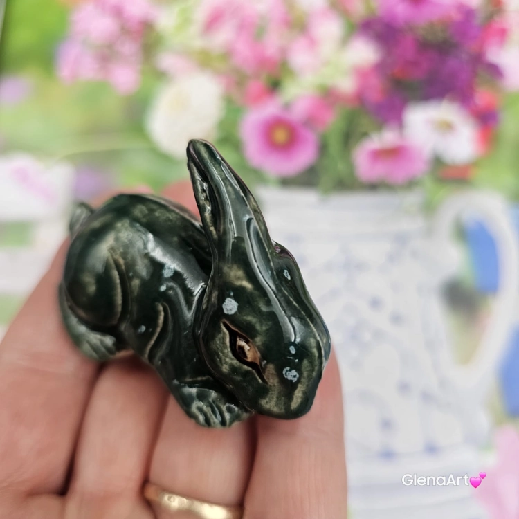Zajączek ceramiczny figurka zielony królik zajączek ręcznie robiony Wielkanoc figurka na stół do koszyczka