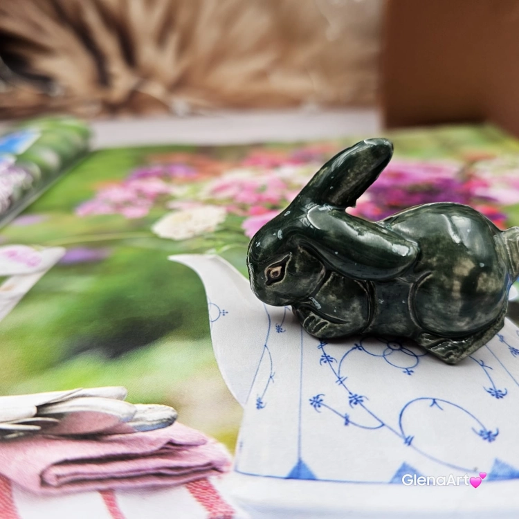 Zajączek ceramiczny figurka zielony królik zajączek ręcznie robiony Wielkanoc figurka na stół do koszyczka