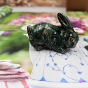 Zajączek ceramiczny figurka zielony królik zajączek ręcznie robiony Wielkanoc figurka na stół do koszyczka