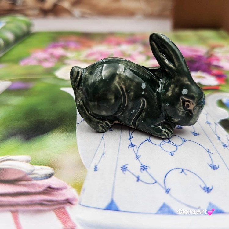 Zajączek ceramiczny figurka zielony królik zajączek ręcznie robiony Wielkanoc figurka na stół do koszyczka