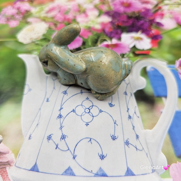 Zajączek ceramiczny figurka seledynowo - niebieski królik zajączek ręcznie robiony Wielkanoc figurka na stół do koszyczka
