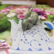 Zajączek ceramiczny figurka seledynowo - niebieski królik zajączek ręcznie robiony Wielkanoc figurka na stół do koszyczka