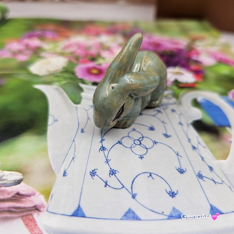 Zajączek ceramiczny figurka seledynowo - niebieski królik zajączek ręcznie robiony Wielkanoc figurka na stół do koszyczka